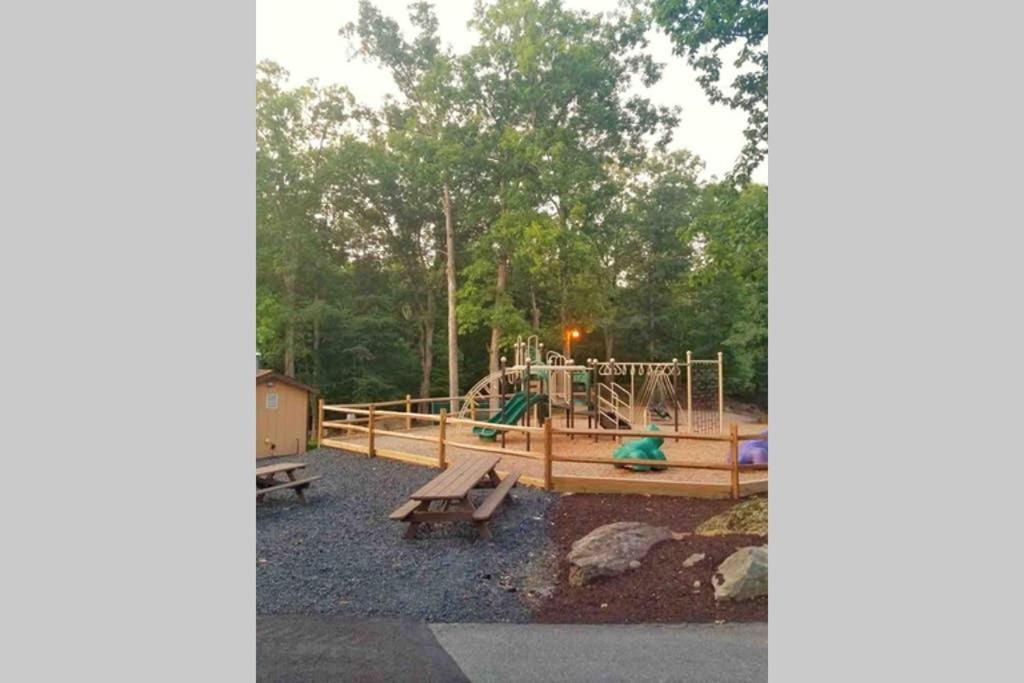 Entire 3 Bedroom Adventure Chalet, Near The Best Of The Poconos East Stroudsburg Extérieur photo