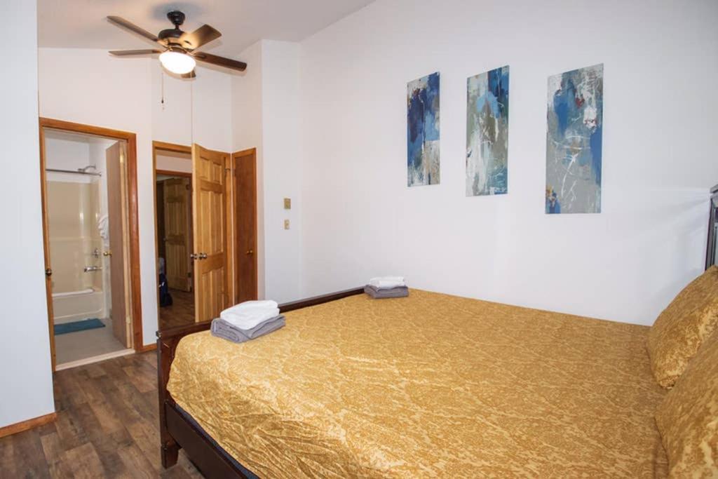Entire 3 Bedroom Adventure Chalet, Near The Best Of The Poconos East Stroudsburg Extérieur photo